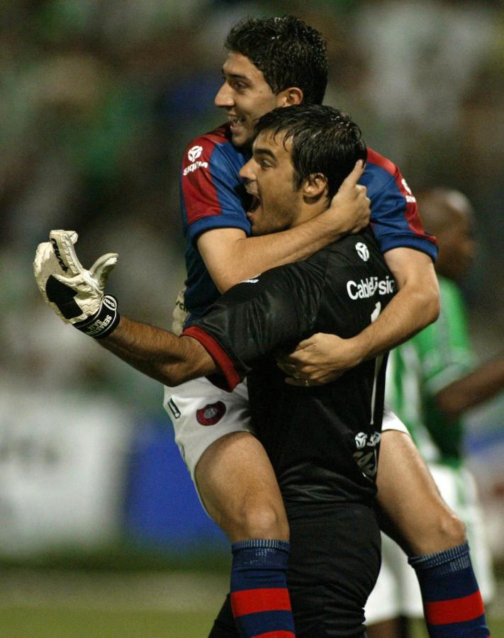 Imagen Sebastián Saja abrió la cuenta en el anterior triunfo de San Lorenzo en Colombia. Fue 4-0 ante Atlético Nacional por la Copa Sudamericana 2002, edición que terminaría conquistando (LUIS ACOSTA / AFP)