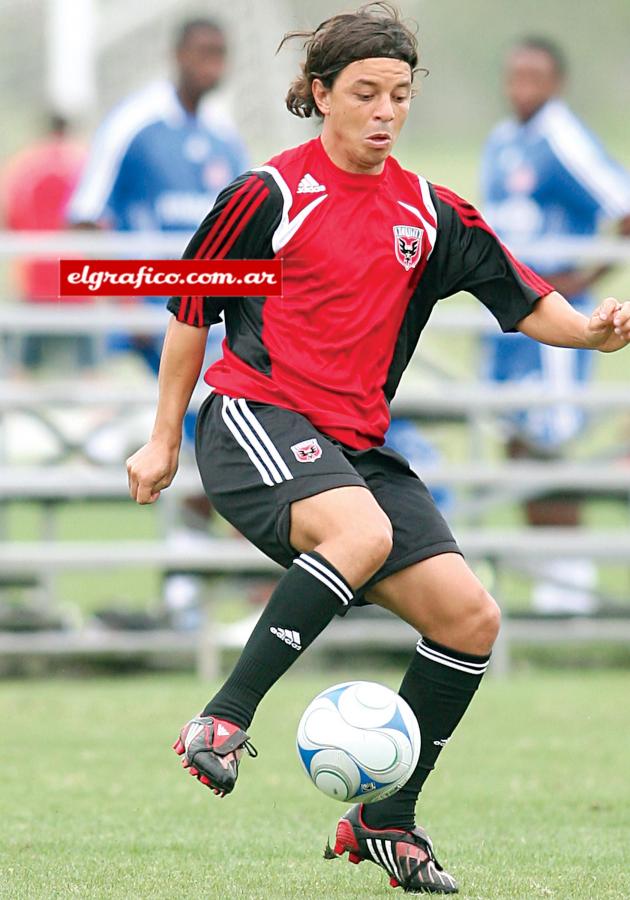 Imagen En DC. United en 2008 : “Me impresionó la cantidad de chicos y chicas que juegan al fútbol en Estados Unidos. Y en todo el territorio, eh. Tienen ligas y ligas muy bien armadas, una estructura fuerte, o sea que ahí existe un gran potencial. No vas a ver el nivel de pasión de otros países y difícilmente lo alcancen, por eso tampoco se vuelcan a desarrollarse furiosamente. Les falta una etapa, hay un hueco que no terminan de llenar porque ves chicos de 10 o 15 años muy buenos y, de golpe, desaparecen”.