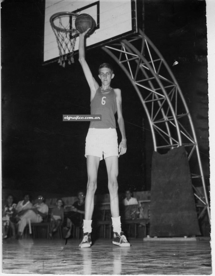 Imagen Ernesto Gehrmann a los 17 años. Estaba en los 2,06mts. viajó a Mendoza representando a su provincia natal, Misiones Fue su debut: 1963. Después fue crack.