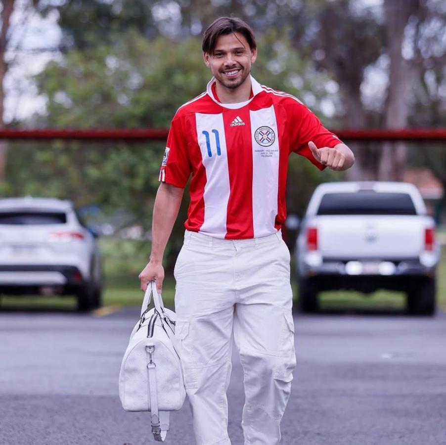 Imagen El look de Ángel Romero en su llegada a la selección: con la 11 que utilizó Santana en el Mundial 2010, el último del que participó Paraguay.