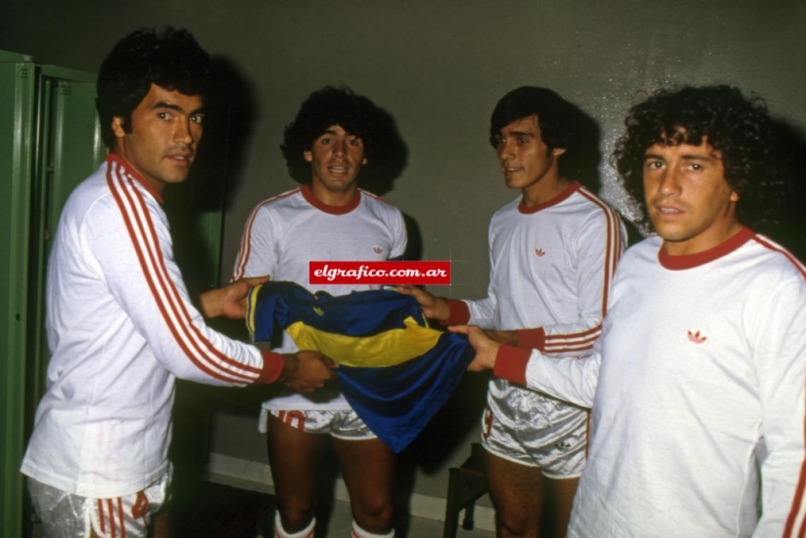 Imagen Maradona asume el futuro, los colores de Boca, que le acercan sus amigos Carrizo, Pasculli y Tabita García.