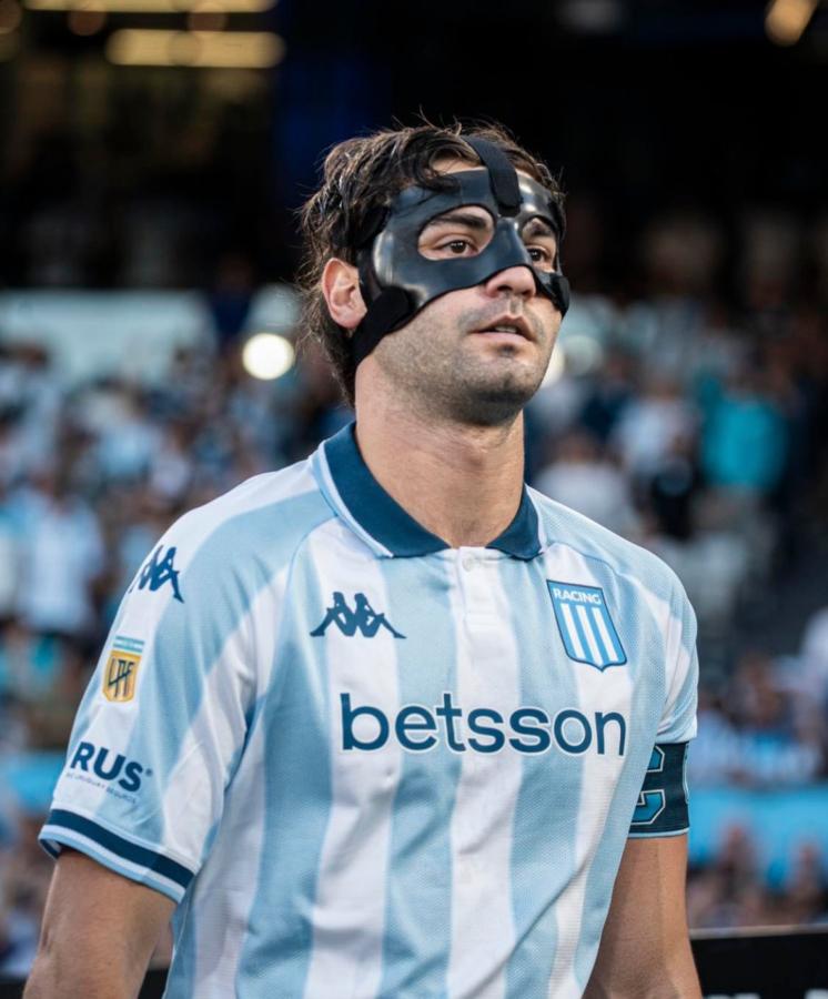 Imagen Santiago Sosa no jugará con Boca pero como capitán fue a acompañar a sus compañeros a la concentración.