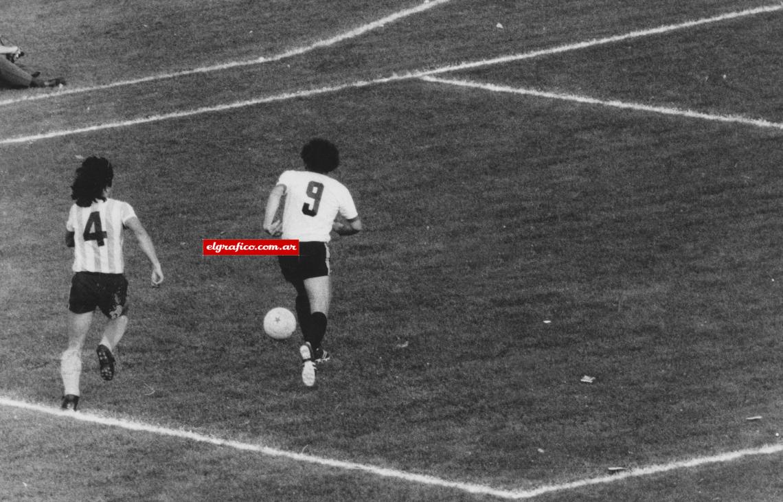 Imagen 2. El Goma Vidal se junta con la pelota con García Sangenis a la espalda... Y ahí se va a buscar la raya de fondo. De Racing no aparece nadie...