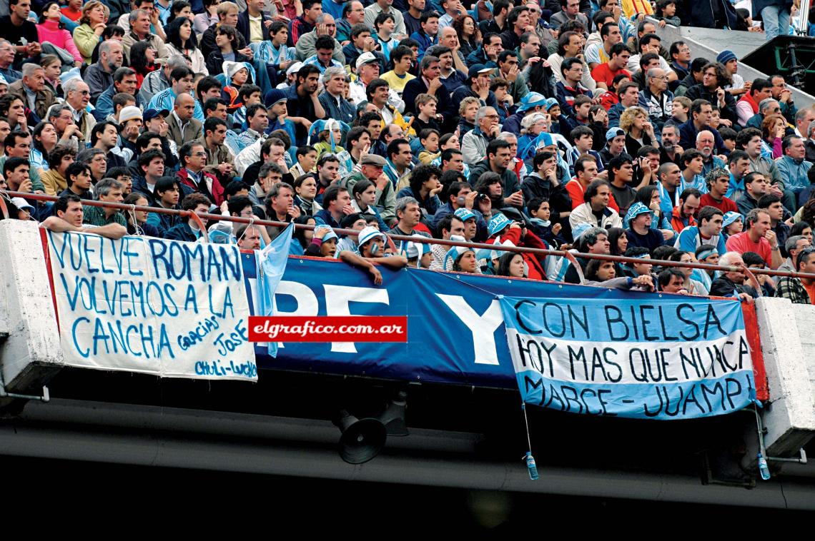 Imagen La bandera en el Monumental le da la bienvenida a Román y le agradece a Pekerman. Le cambió la manera de jugar al equipo.