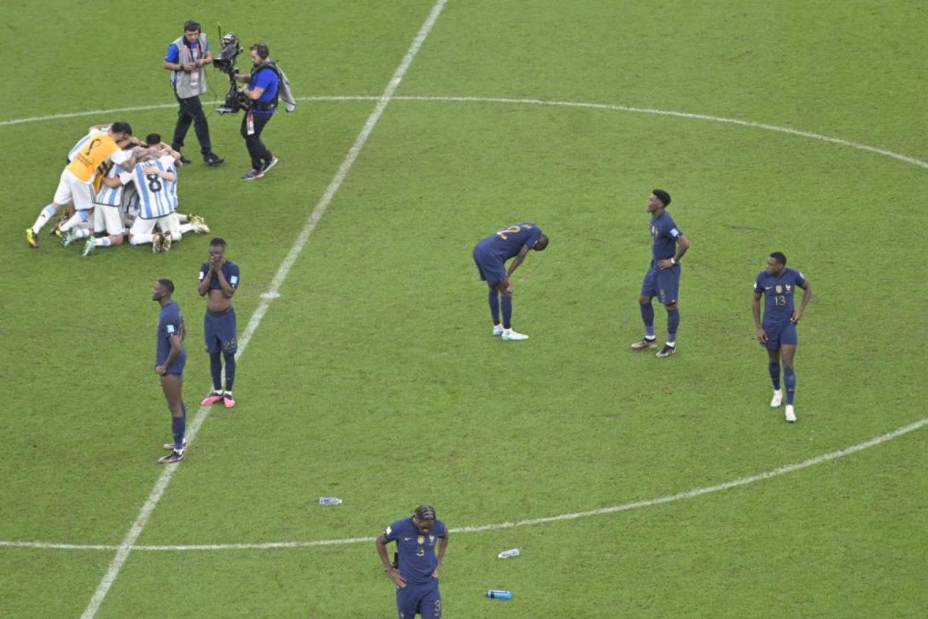 Imagen Los futbolistas franceses no encuentran consuelo mientras los argentinos ya son campeones del mundo. Foto: L'Equipe