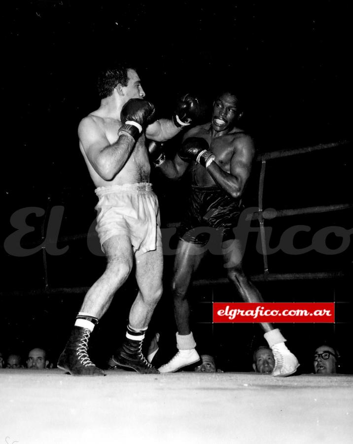 El récord de Locche hasta esa velada era de 68 peleas ganadas, 2 perdidas y 13 empatadas. Mientras que el de Morgan era de 78 triunfos, 36 derrotas y 2 empates.