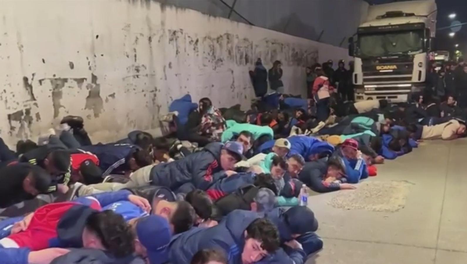 Imagen Más de 100 hinchas chilenos recuperaron la libertad.