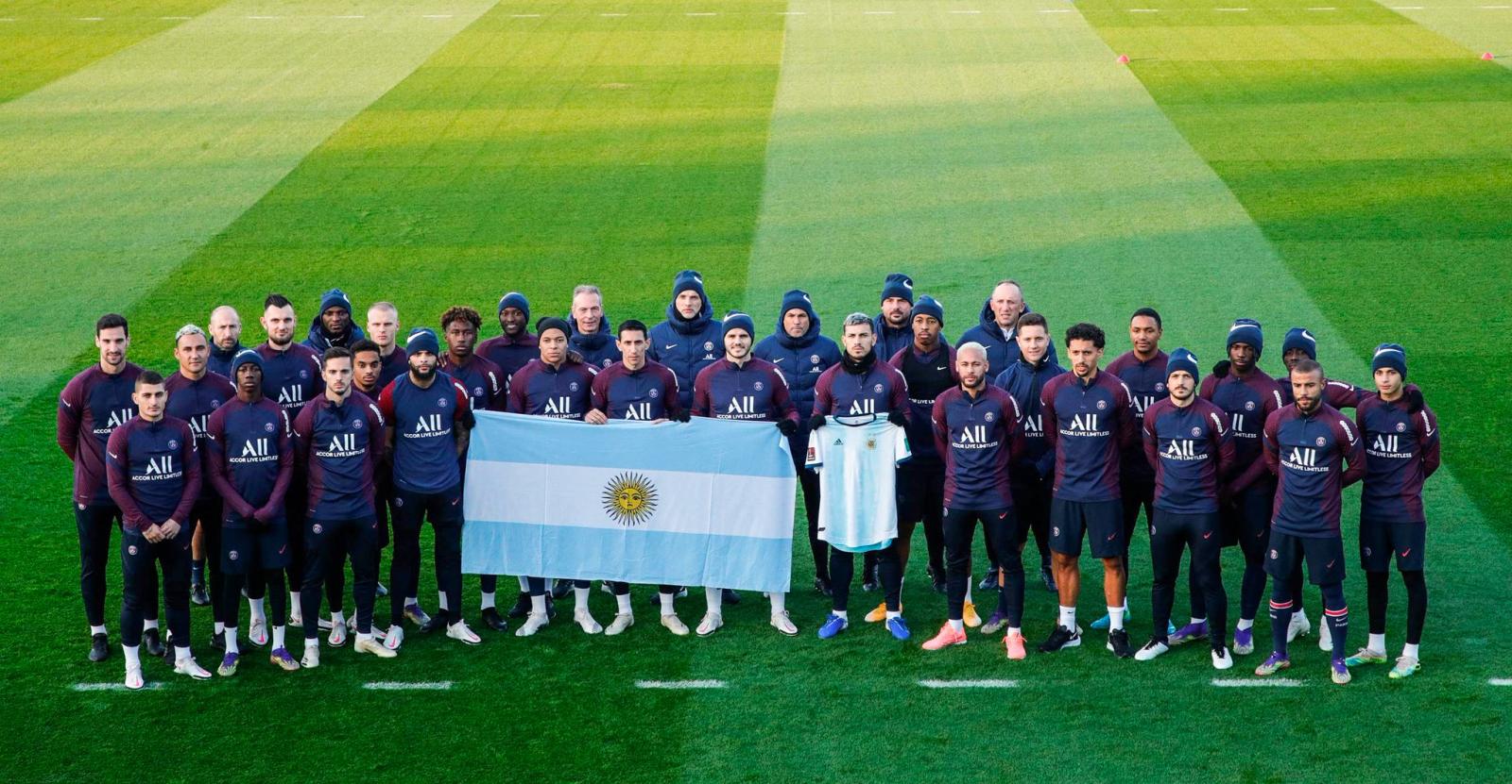 Imagen El PSG despidió a Diego con una bandera y una camiseta argentina