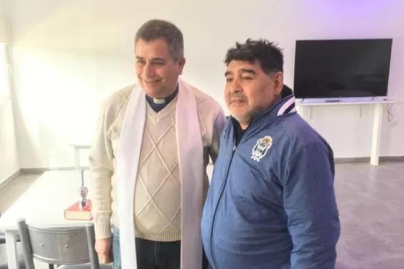 Imagen El padre Gustavo Rubio bendijo Estancia Chica con Maradona.