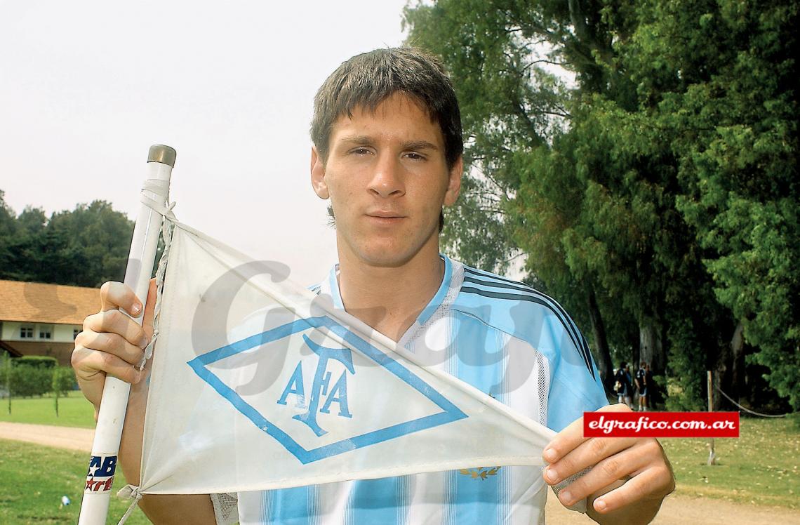 A Leo todavía le da pudor posar para las fotos. Se siente más cómodo en la cancha.