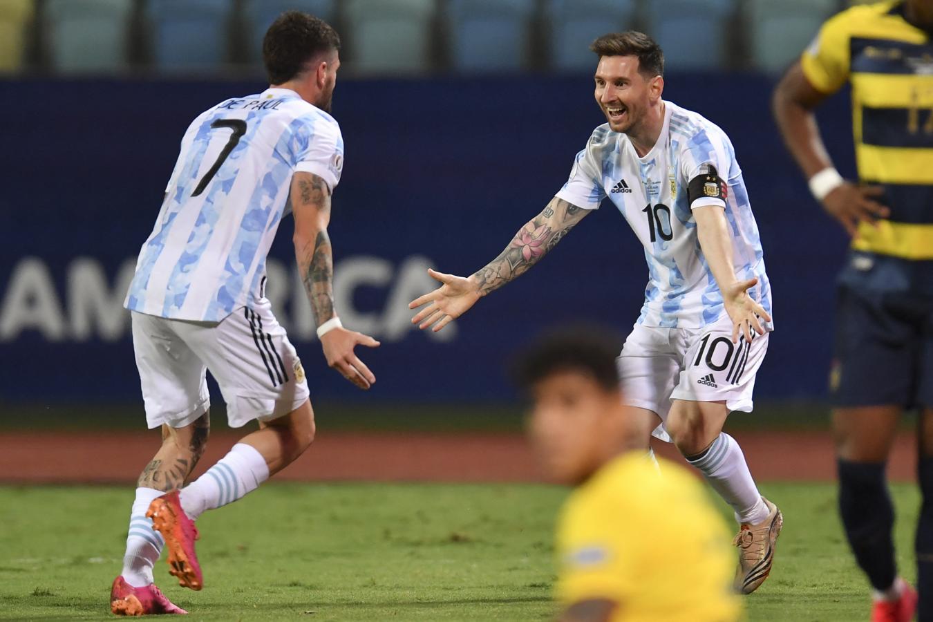 Imagen Messi y De Paul están a punto de fundirse en un abrazo después del 1-0. Gran pase del 10 y mejor definición del volante. Foto: Douglas Magno AFP