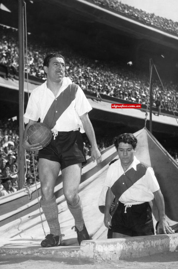 Imagen Labruna y Sívori saliendo a la Bombonera, en 1955. Fue 2-1 y vuelta olímpica.