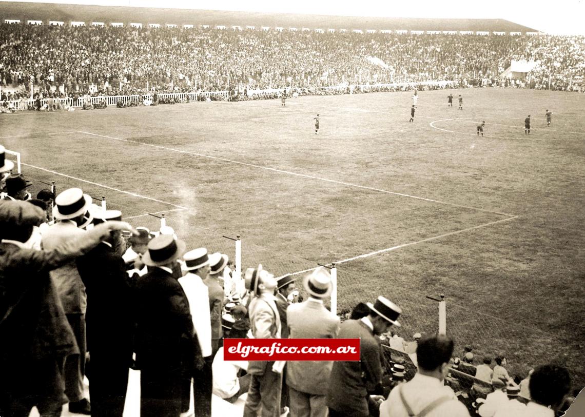 Imagen El gran día. La inauguración del estadio, fue el 4 de Marzo de 1928. Bajo la lluvia, el Rojo y Peñarol empataron 2 a 2.