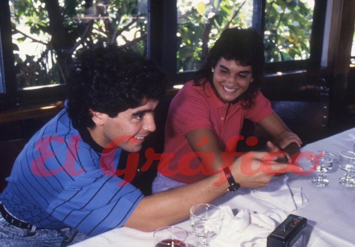 Maradona y Sabatini: sueltos, divertidos y felices. Una postal de una charla fascinante hace ya más de 30 años.
