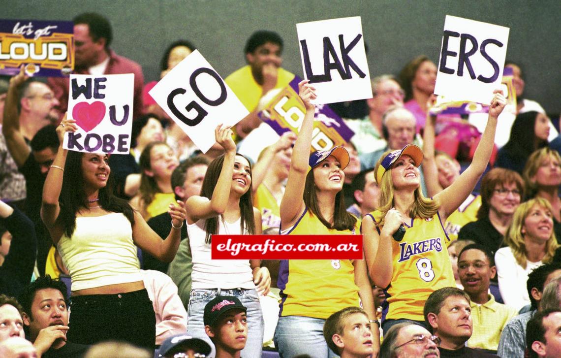 Imagen Los fans de los lakers están acostumbrados a festejar. Lo que les resulta difícil es acercarse a las figuras para conseguir autógrafos.