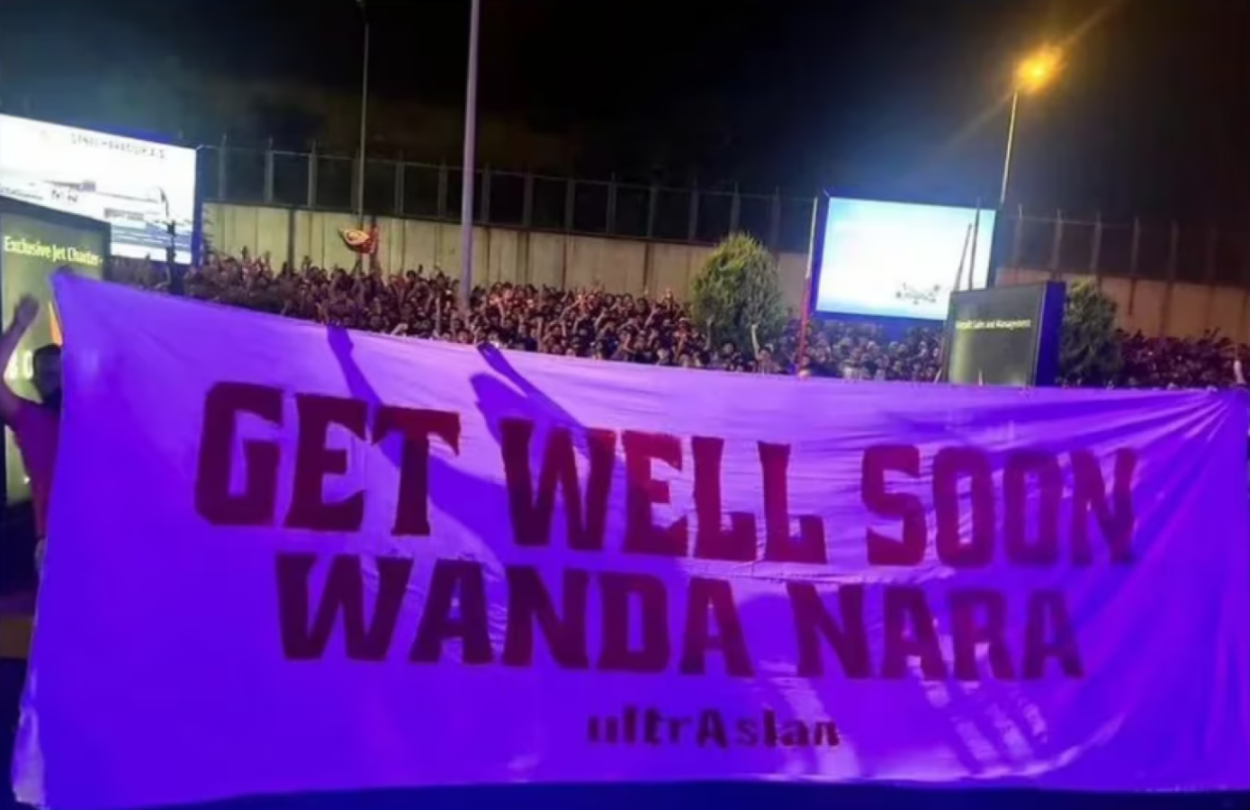 Imagen La bandera de los hinchas de Galatasaray para la esposa de Icardi: "Que te mejores, Wanda".