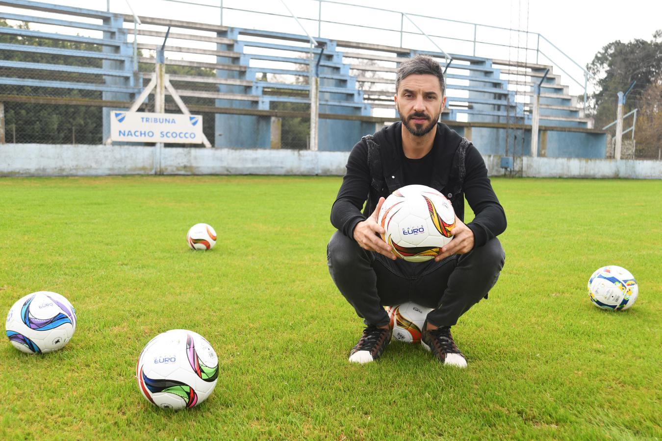Imagen Nacho, las pelotas nuevas y su tribuna de fondo en Hughes FC.