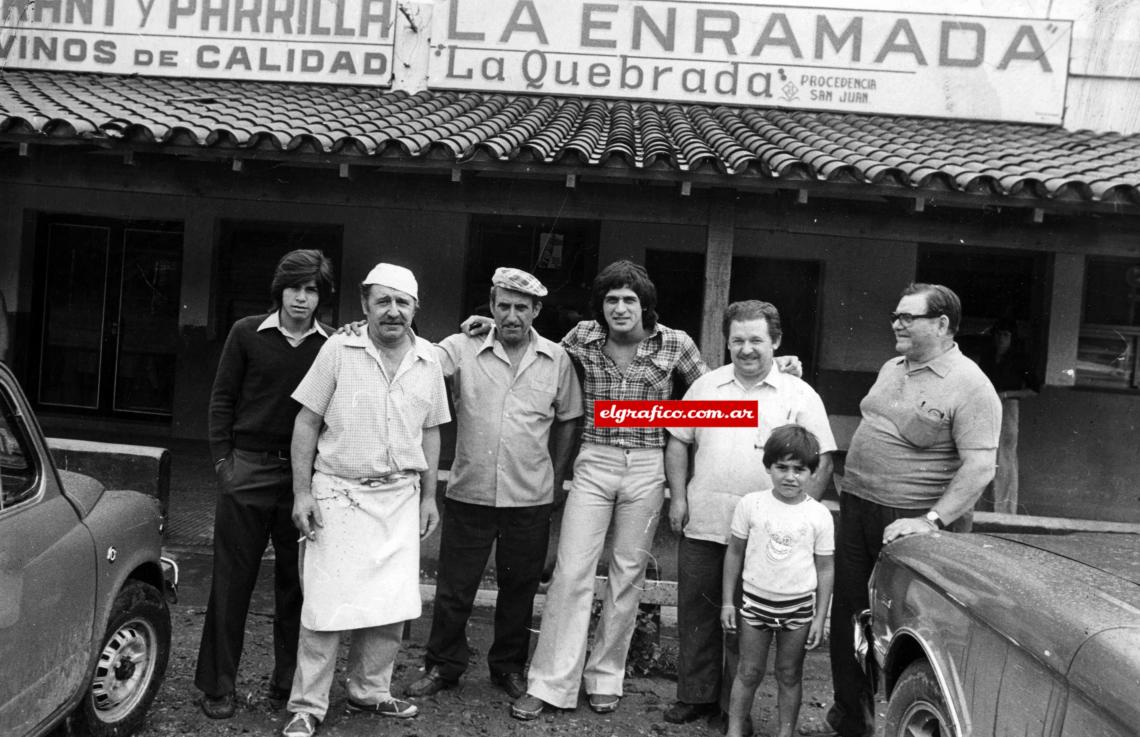Imagen Enfrente del restaurante “La Enramada”, su primer trabajo. “Yo lo agarraba acá, ve, entre la heladera y el mostrador, y le tiraba corchos para que él los atajara, le amagaba a una punta y se la tiraba a la otra ¡Como volaba! Los agarraba siempre (Don Pedro Gavino, en la foto con delantal y gorrito blanco)