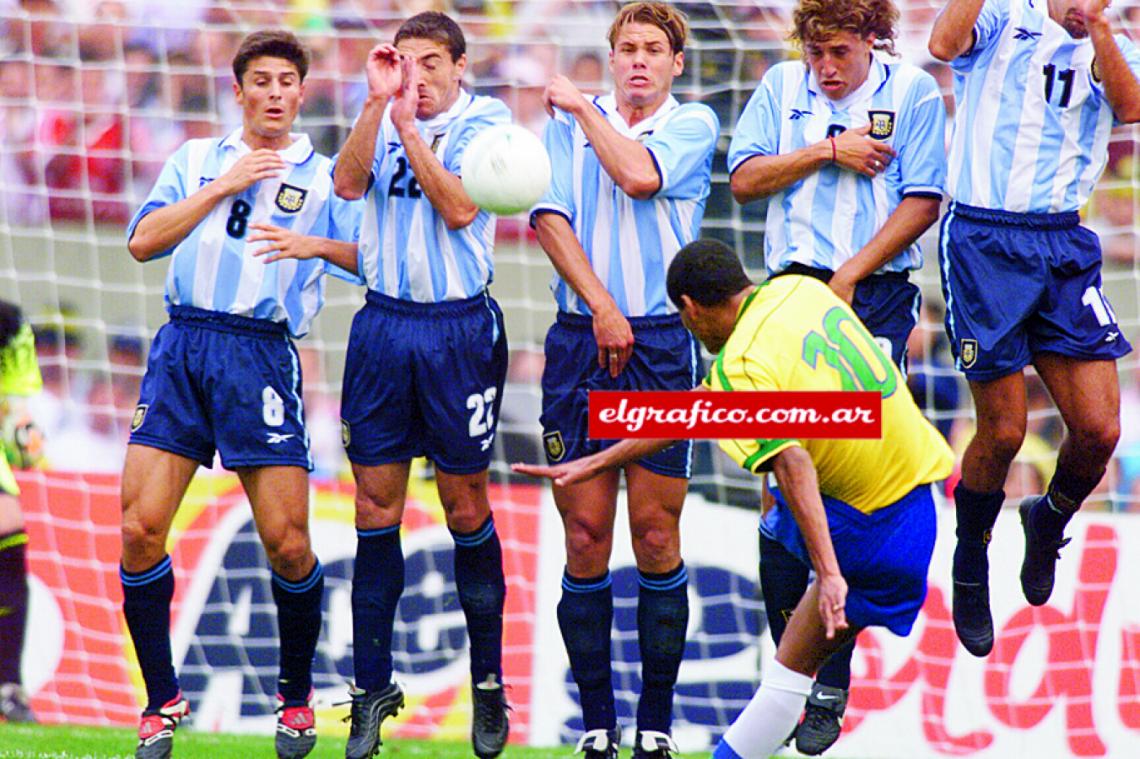 Imagen Cuerpo arqueado, zurda perfecta, estilo puro. Y el diez en la espalda. Rivaldo patea el tiro libre, la barrera argentina tapa.