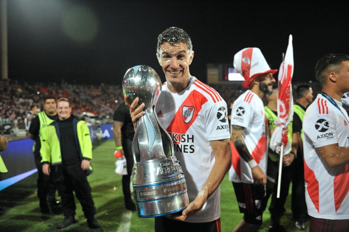Ignacio Martín Fernández con la Copa en las manos. Fue elegido el mejor jugador de la final.