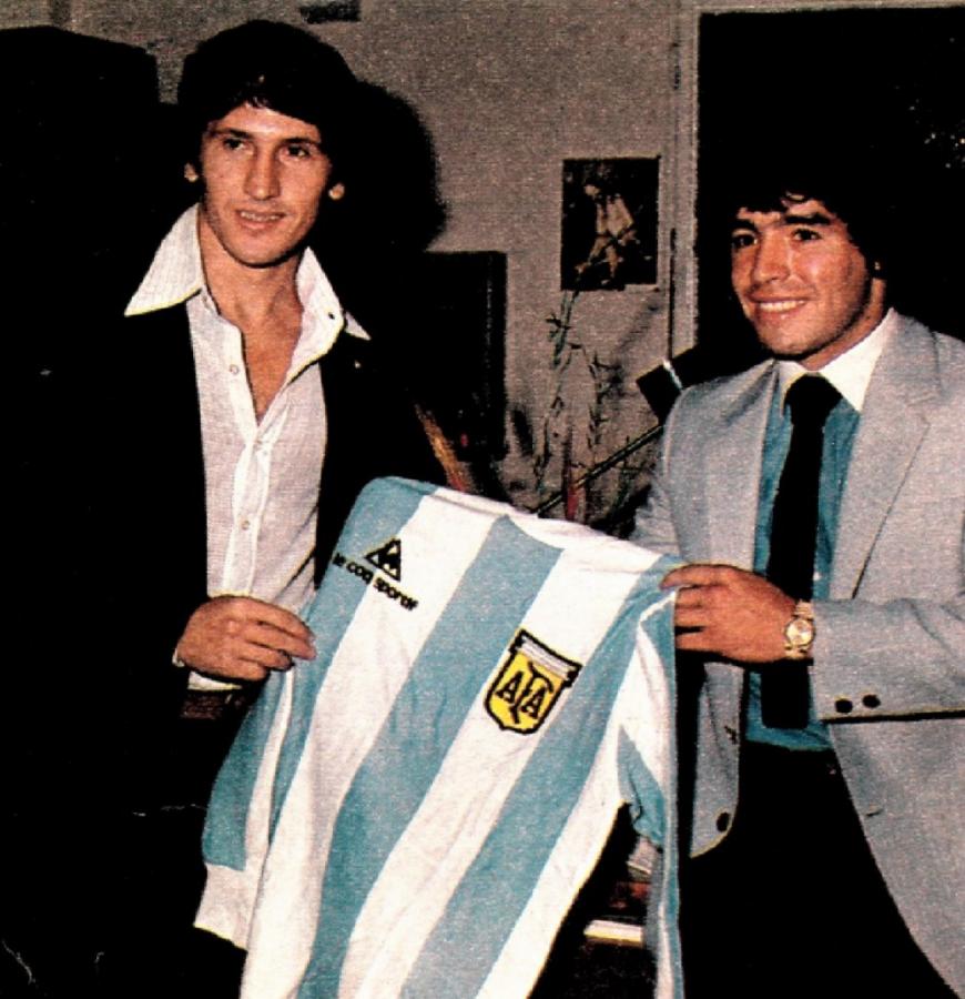 Imagen Maradona le regaló una camiseta de la Selección Argentina, y el brasileño pidió que se la autografiara. "Para mi amigo Zico, Diego (10)", firmó. 