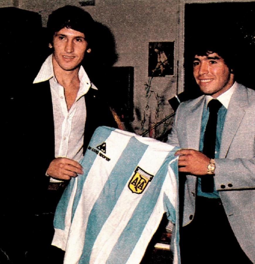 Maradona le regaló una camiseta de la Selección Argentina, y el brasileño pidió que se la autografiara. "Para mi amigo Zico, Diego (10)", firmó.