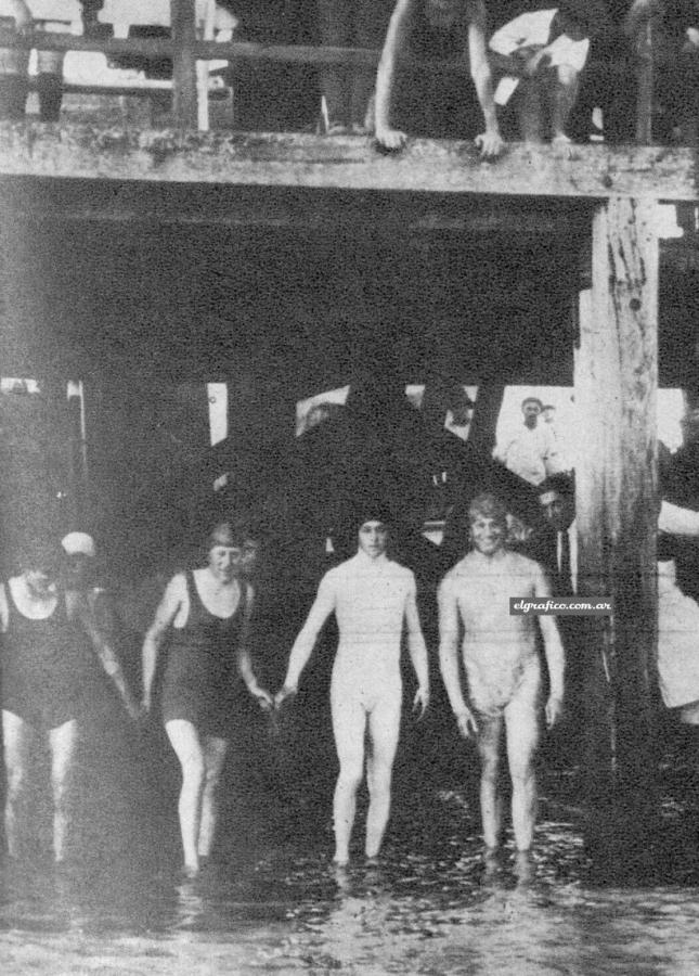 Imagen De izquierda a derecha aparecen en esta histórica fotografía Juan W. Behrensen, el uruguayo Pérez, Vito Dumas y Juan Luis Garramendy. Están junto al muelle de Colonia, dispuestos a afrontar la travesía del Plata los dos últimos. Esa vez no pudieron llegar a la meta. 