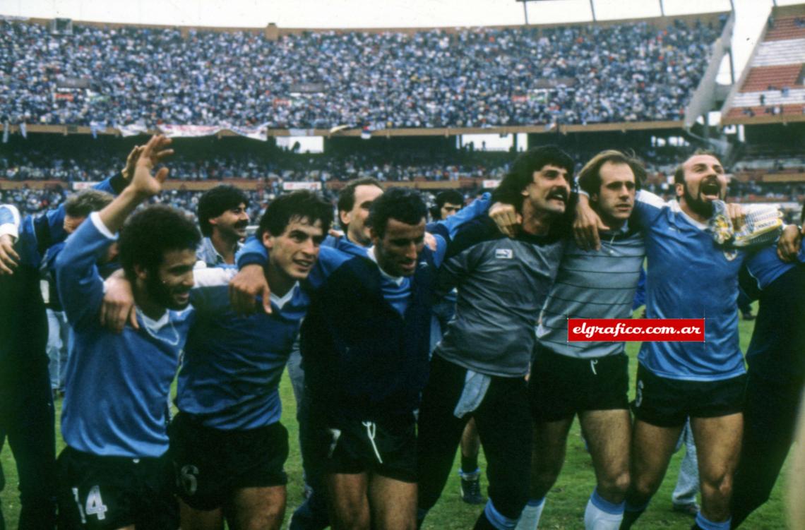 Imagen El limpio festejo de Uruguay en la vuelta olímpica. Desde la izquierda, jubilosos, aparecen Alfonso Enrique Domínguez, Pablo Javier Bengoechea, Antonio Alzamendi, Eduardo Pereyra, Jorge Fernando Seré y José Enrique Peña. 