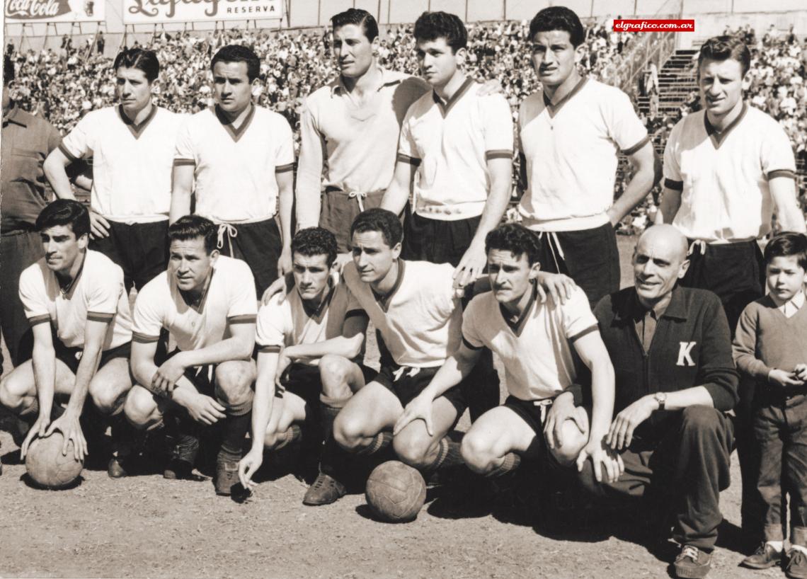 Imagen El equipo con camiseta blanca y vivos azulgrana. Lo que no cambió fue la buena racha.