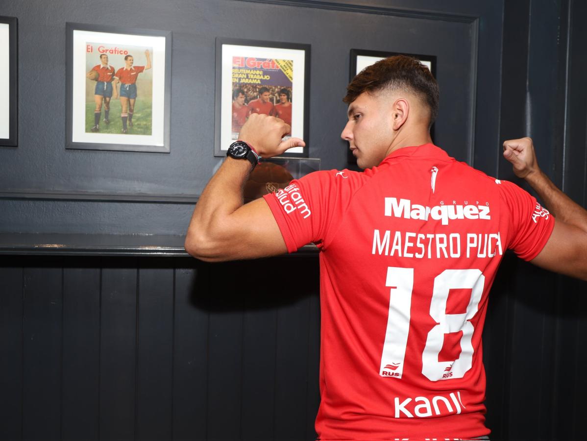 Imagen Ignacio Maestro Puch, con la camiseta de Independiente y las tapas de El Gráfico de fondo.