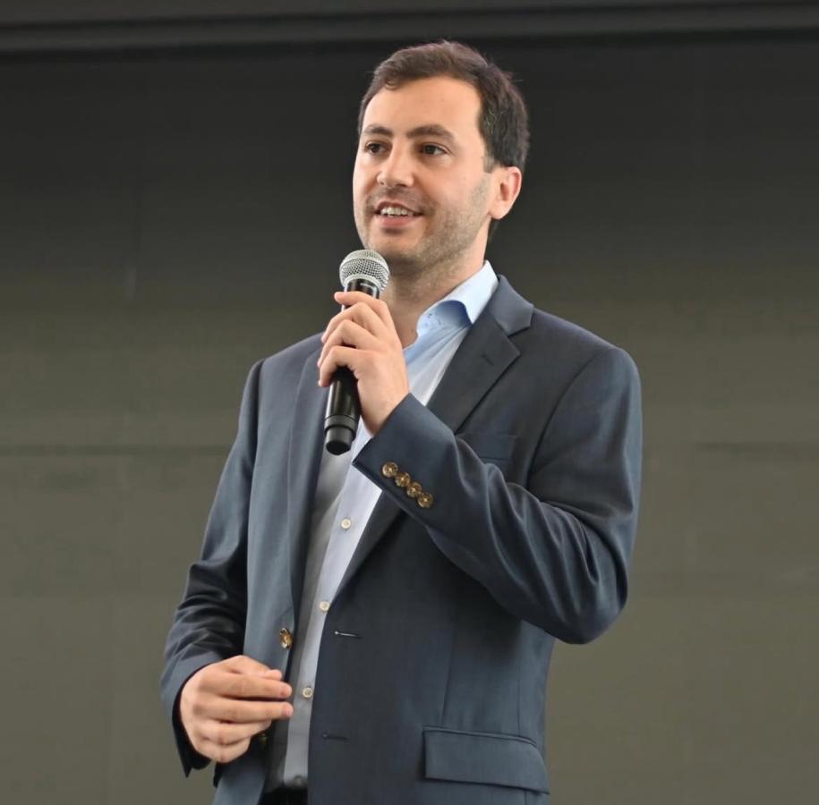 Imagen Stefano Di Carlo le salió con los tapones de punta a Diego MIlito.