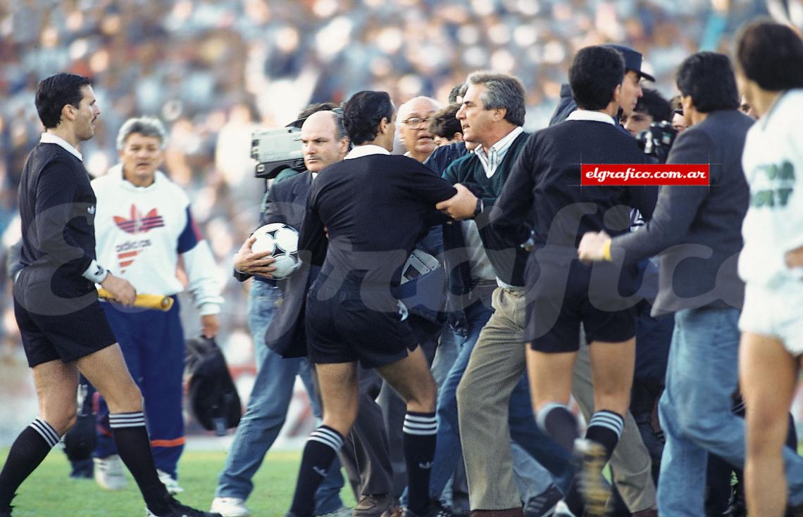 Imagen El conflicto cuando dirigía a Talleres en 1993: agarra a Castrilli en un partido contra River.