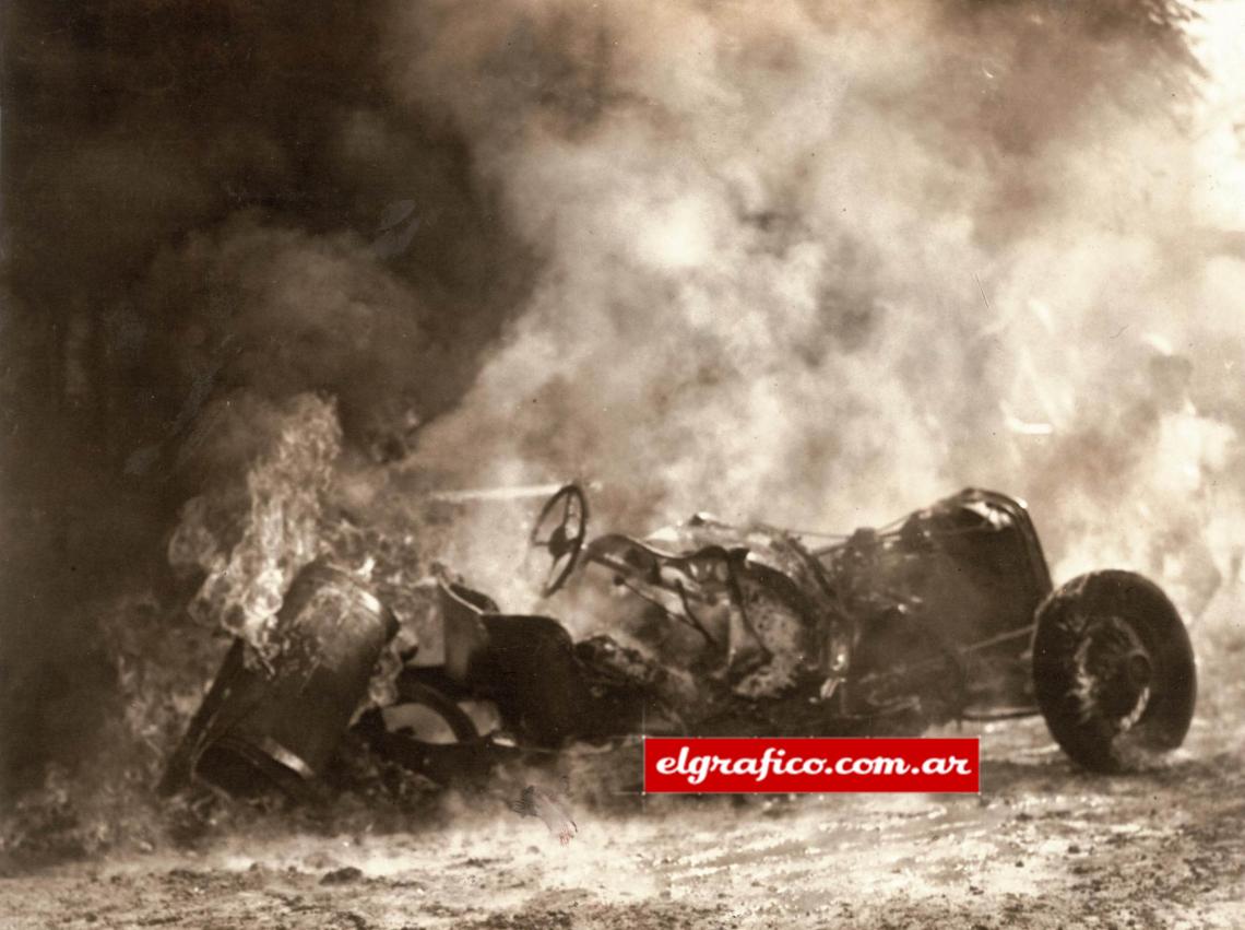 Imagen Así, incendiada, quedó la máquina de Médica en un gravísimo accidente acontecido en el circuito de Mercedes en abril de 1931 cuando chocaron el citado, Ansaldo y Méstola. En aquella oportunidad Médica se salvó milagrosamente. Ahora acaba de caer para siempre en La Plata, en el primer viraje y después de haber embestido la defensa de bolsas.