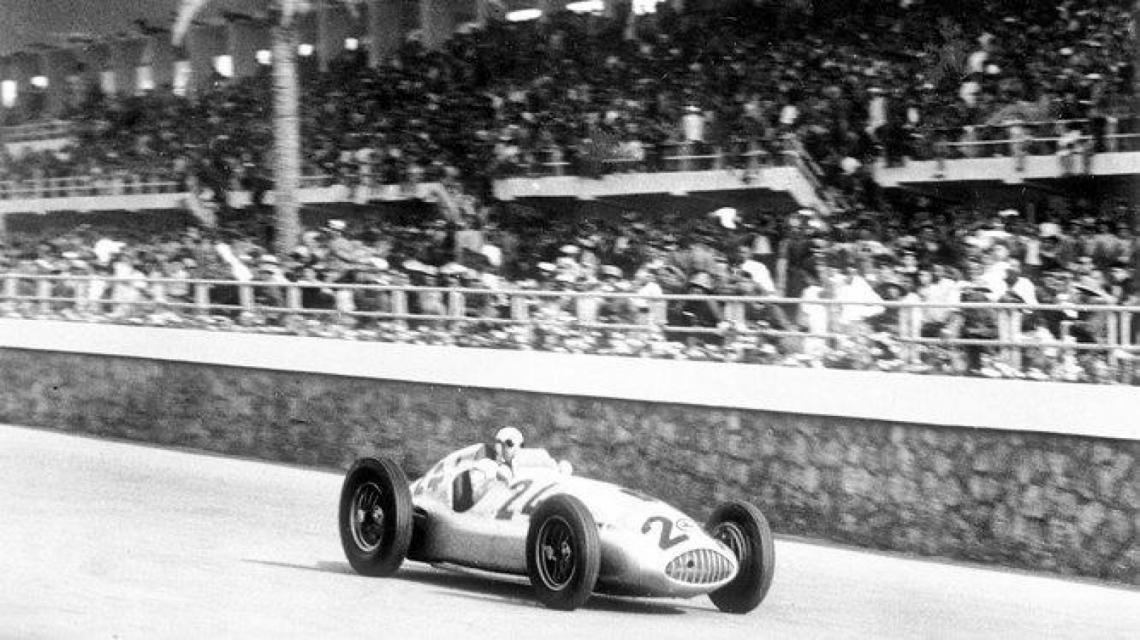 Líneas aerodinámicas de las Mercedes-Benz de 1.500 centímetros cúbicos que en 1939 obtuvieron un rotundo triunfo en el Gran Premio de Trípoli cuando conducidas por Lang y Caracciola ocuparon los dos primeros puestos, venciendo el primero a una media de 199 por hora
