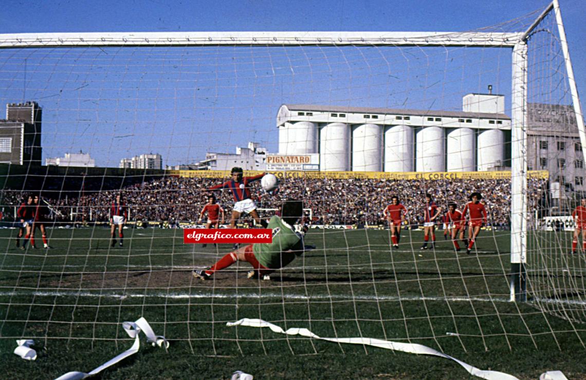 Imagen La atajada cumbre de Mario Alles, el penal rematado por Delgado que determina el descenso para San Lorenzo y la salvación para Argentinos. "Recién comprendí todo cuando me luí a dormir, valoré lo que había conseguido."