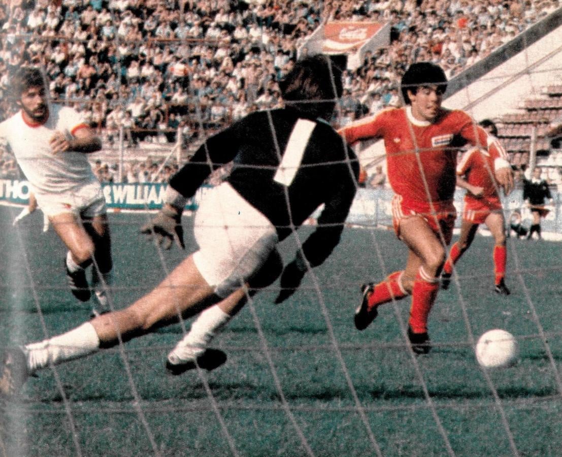 Frente a Huracán no anduvo ("juque lesionado"). Aquí enfrenta a Borzi. Maradona no es Argentinos, ni cuando se gana ni cuando se pierde".