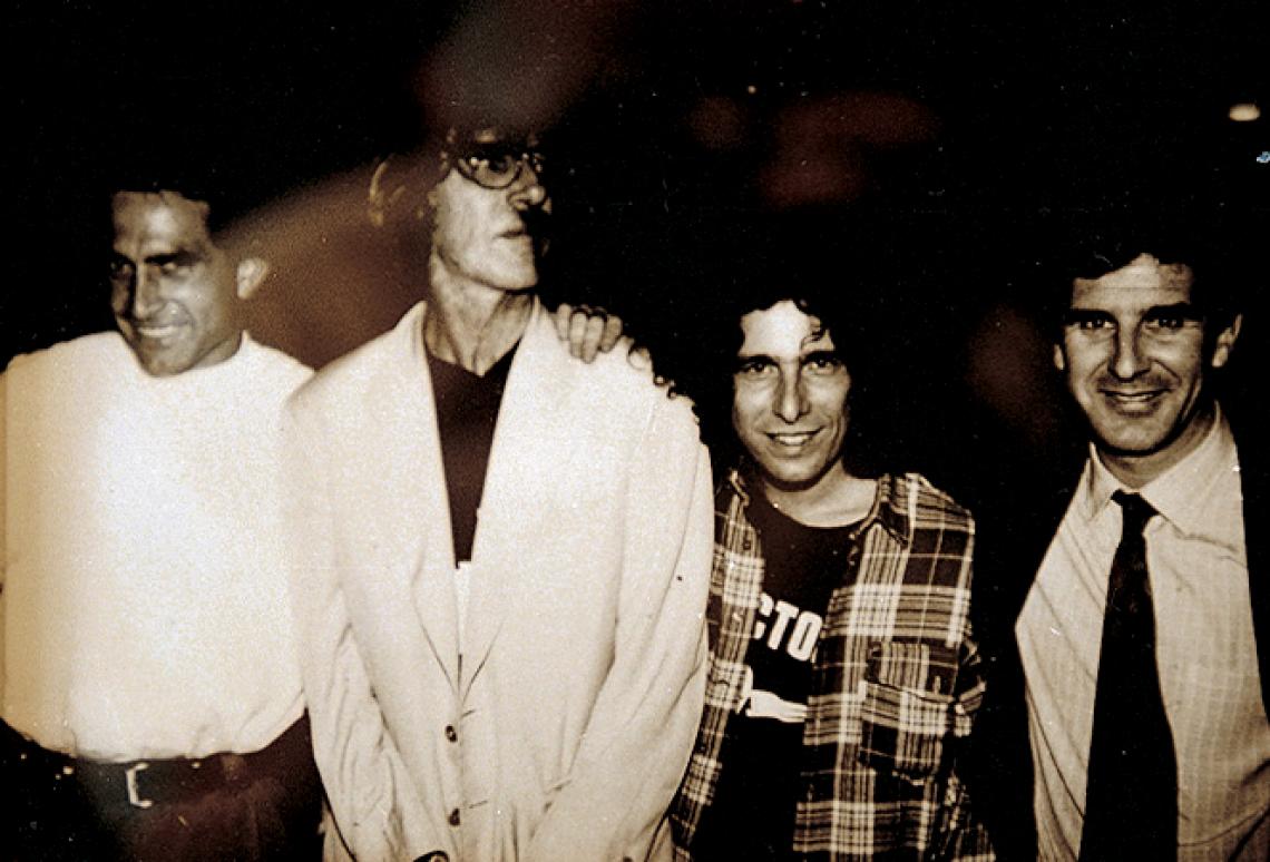 Calamaro y Charly García entrando al restaurante madrileño De María. En ese lugar se conocieron Calamaro y el Cuchu Cambiasso cuando el volante estuvo en el Real Madrid.
