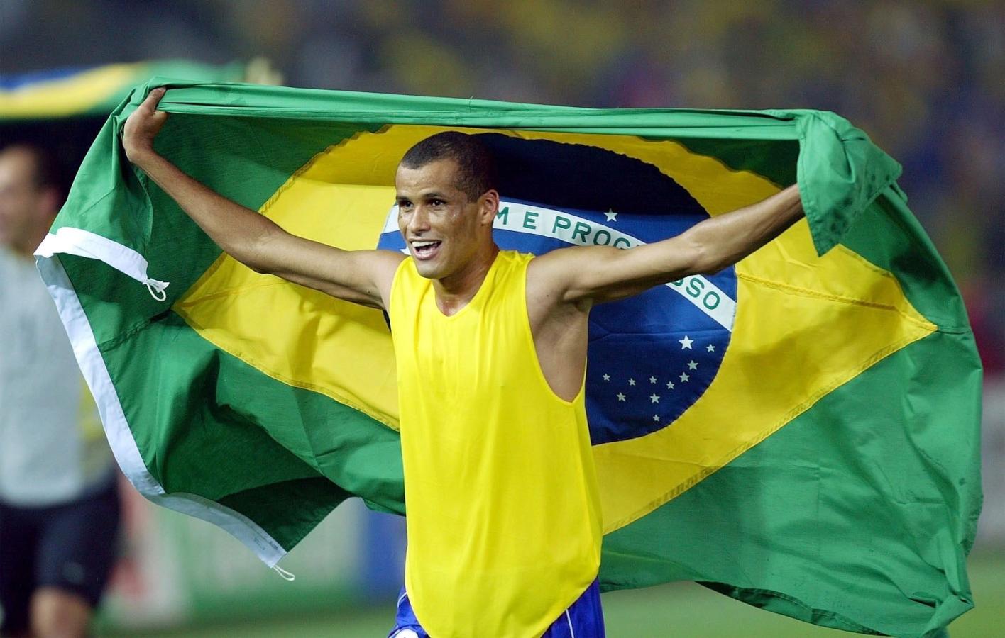 Imagen Rivaldo celebra con la bandera de Brasil el título del mundo en 2002.
