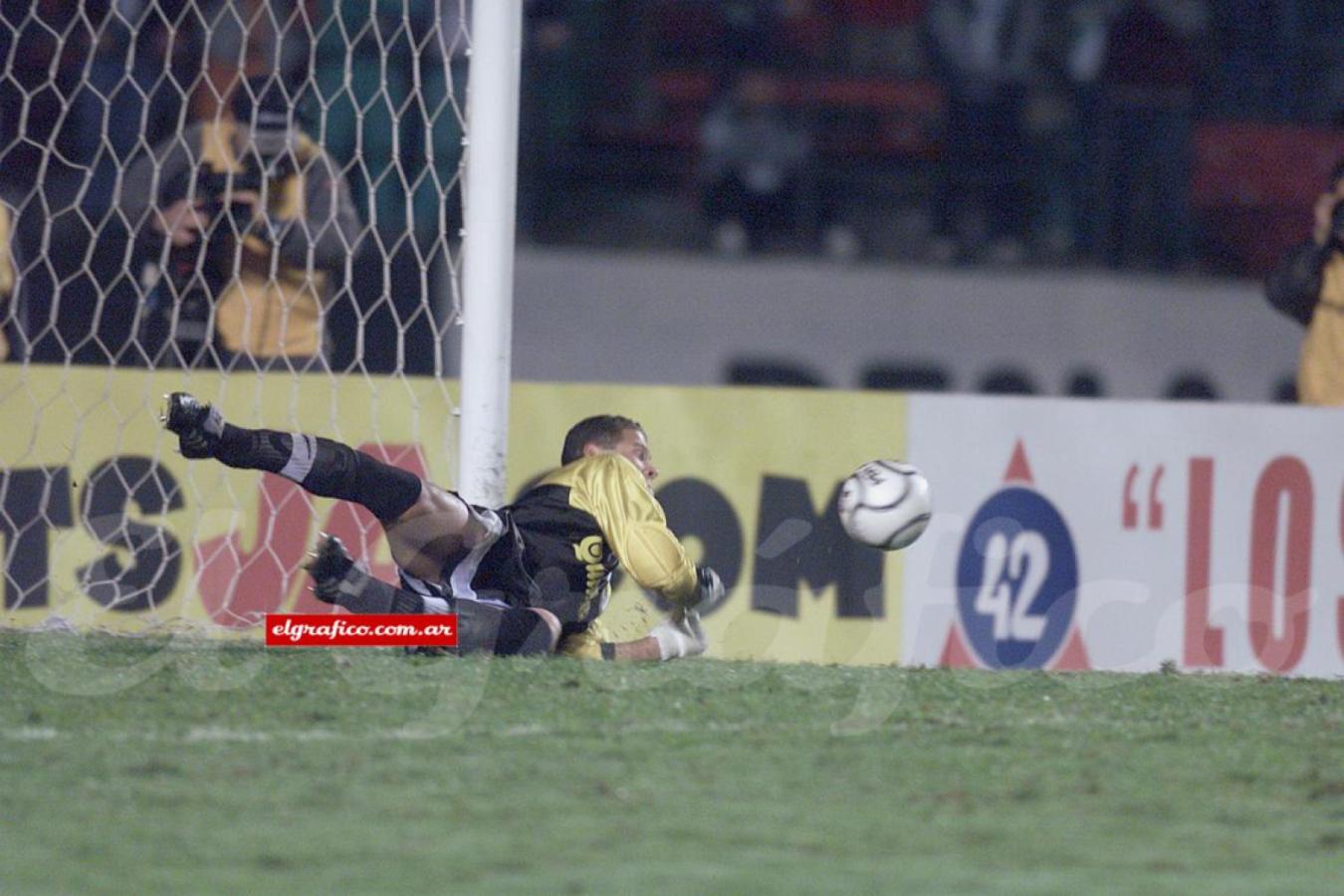 Imagen Óscar Córdoba se hizo gigante en el Morumbí en el 2000. Atajó dos penales ante Palmeiras y Boca fue Campeón de América. Foto: Archivo EG 