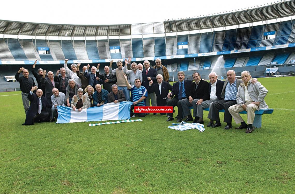 Imagen Hinchas y protagonistas reunidos en el Cilindro para convocar a los recuerdos. En el banco, Cárdenas, Cejas, Pizzuti, Maschio y Martín.