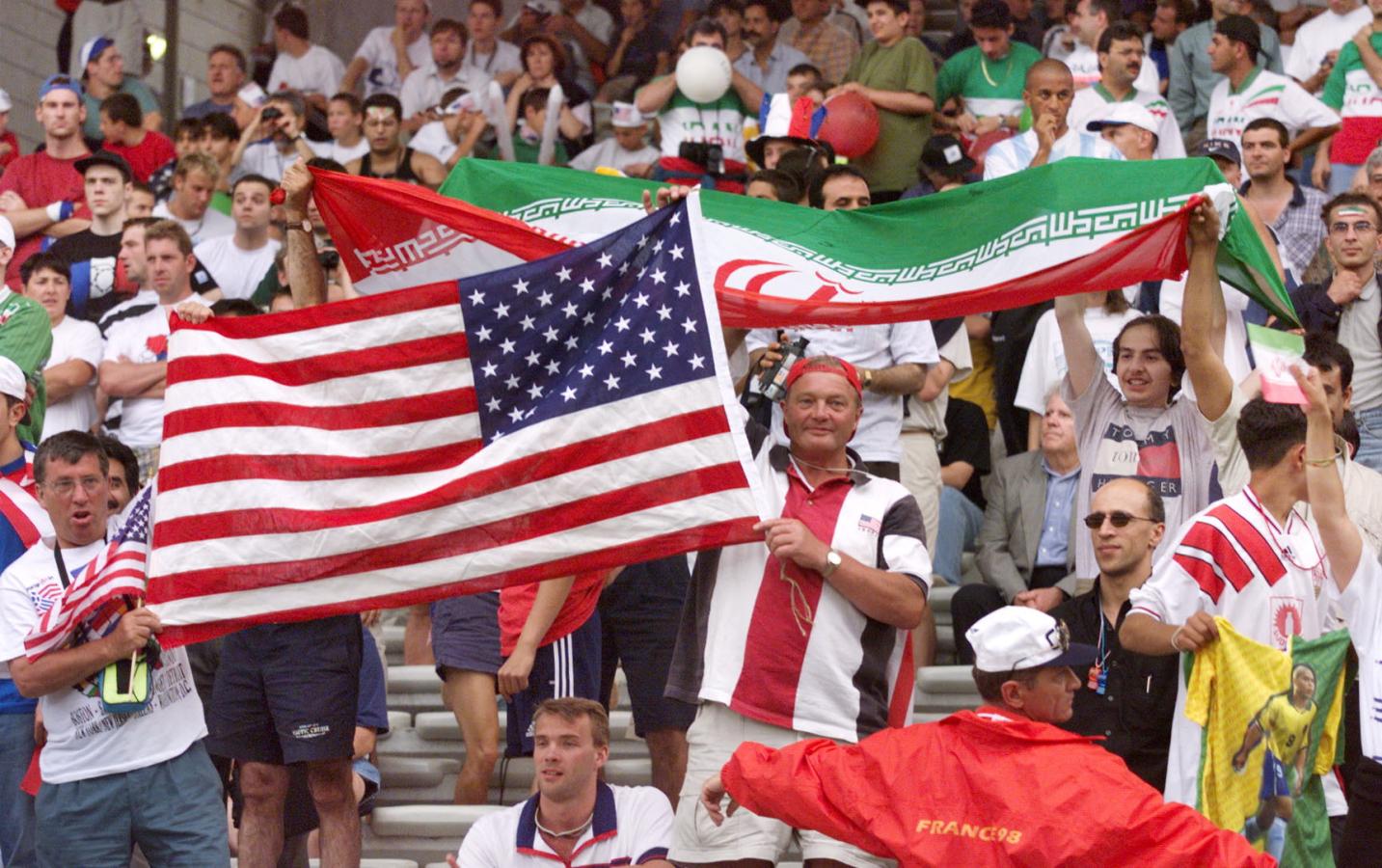 Imagen En las tribunas francesas conviven banderas iraníes y estadounidenses. Foto: AFP 