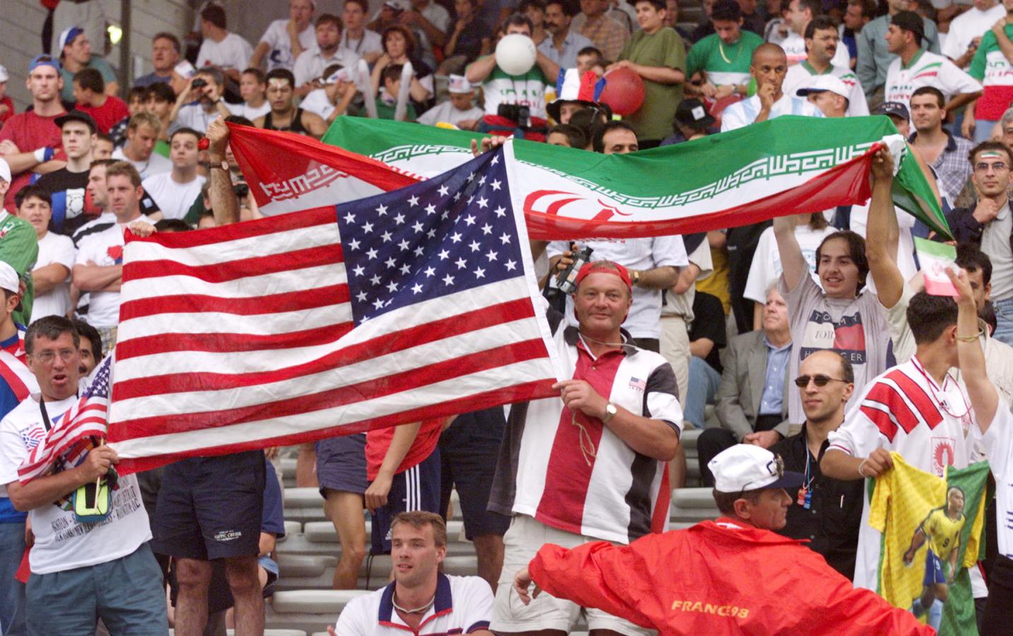 Imagen En las tribunas francesas conviven banderas iraníes y estadounidenses. Foto: AFP