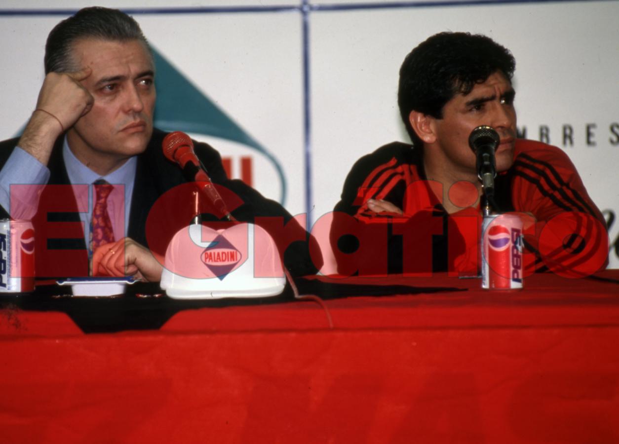 Imagen Diego en conferencia post práctica, la revolución en persona. Foto Rodolfo Solari.