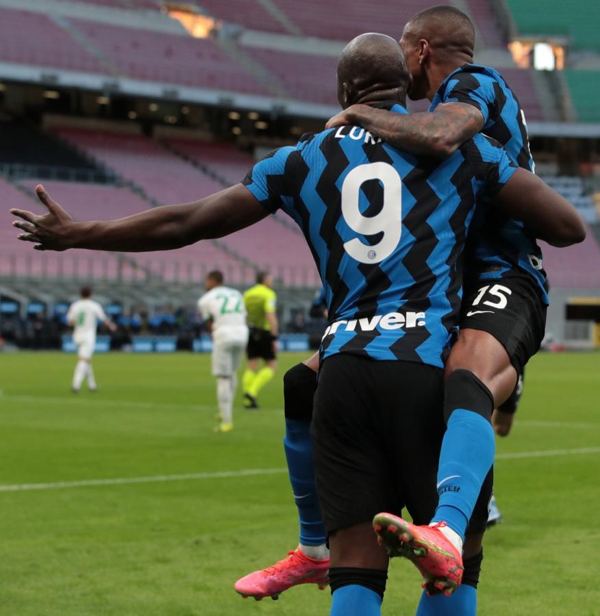 Imagen Lukaku y Young, los protagonistas del primer tanto, festejan el 1-0 del Inter, que continúa su marcha hacia el título. Fotos: @Inter