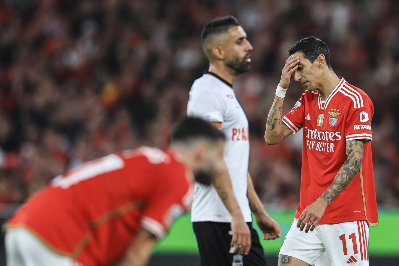 Imagen El sufrimiento de Di María ante el mal presente de Benfica.