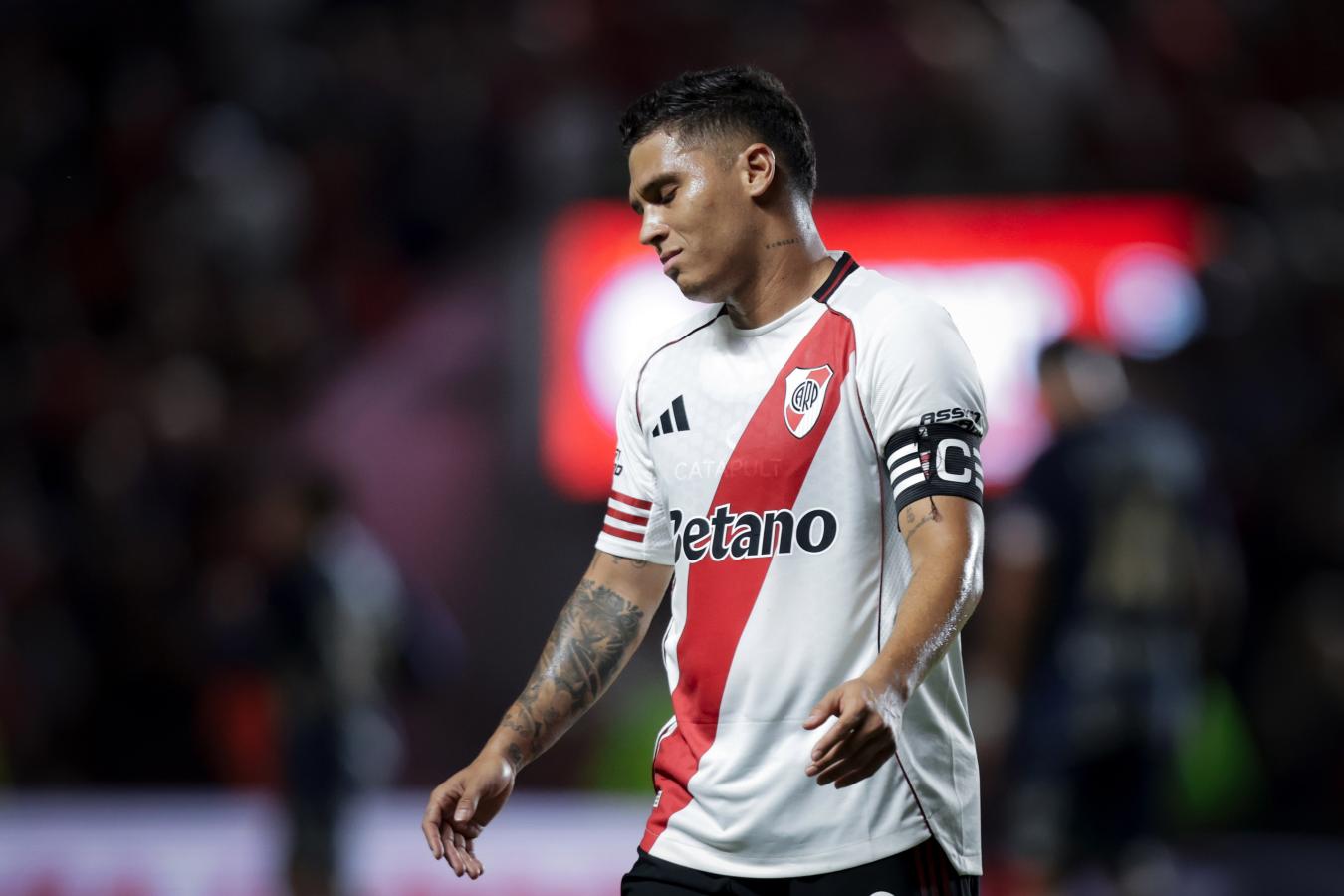 Imagen Juanfer Quintero no encuentra respuestas al pésimo presente de River. Fotobaires.