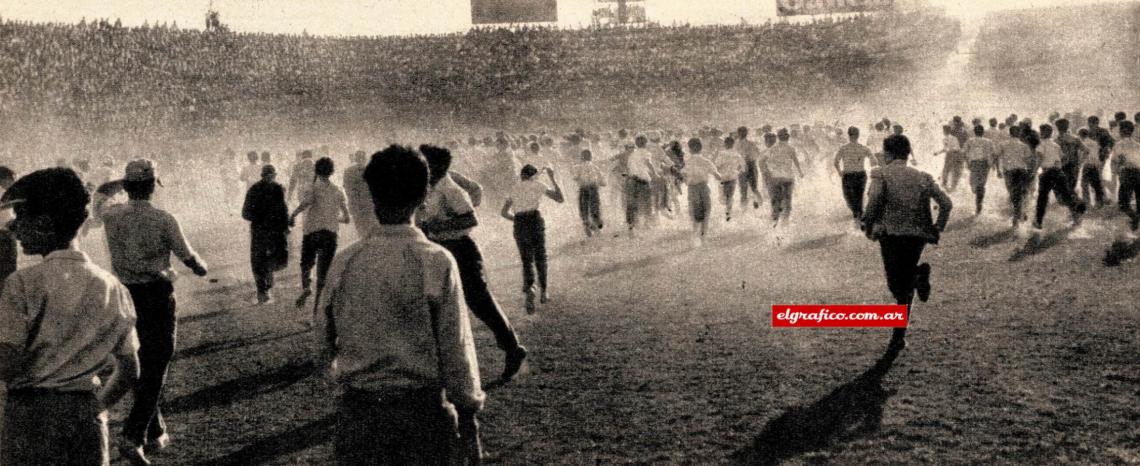 Los hinchas invadieron el campo de juego.