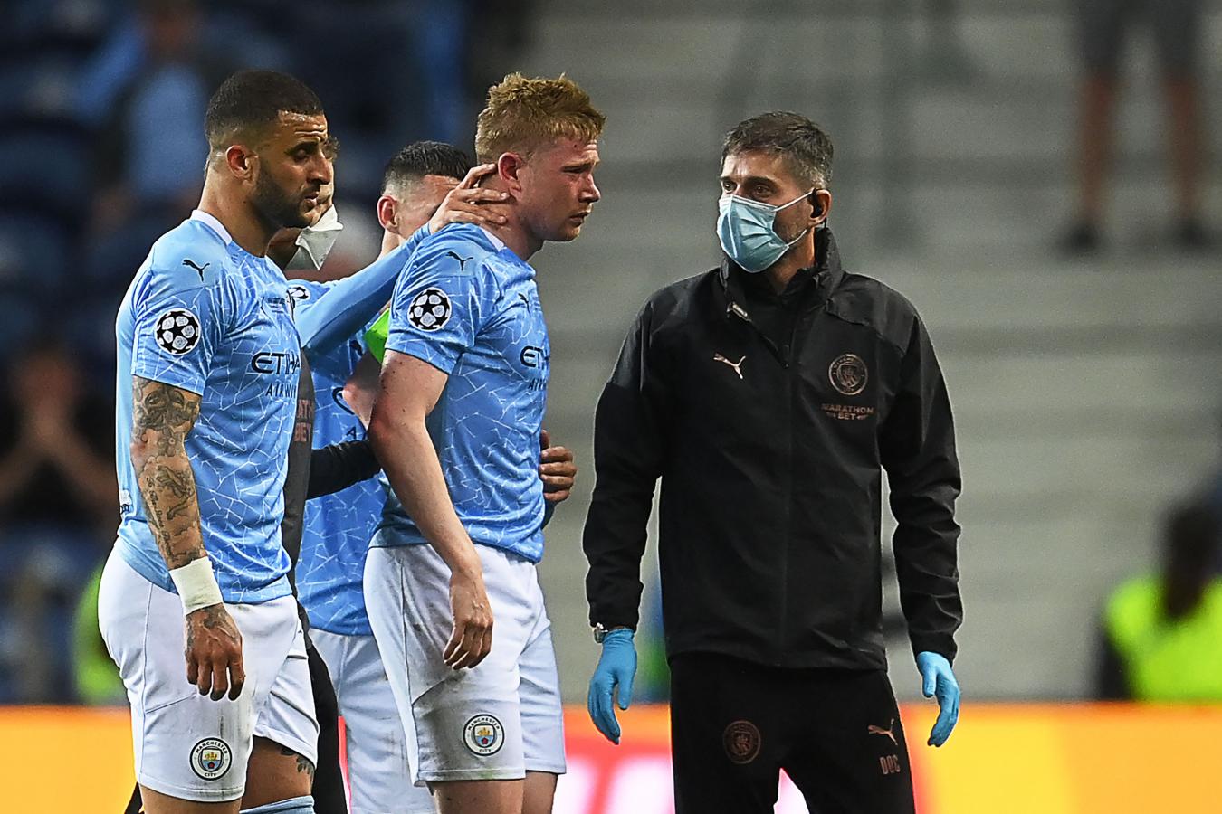 Imagen Kevin De Bruyne no tiene consuelo. Su final terminó antes de la hora a raíz de un tremendo golpe que le propinó Antonio Rudiger. Foto: @ChelseaFC