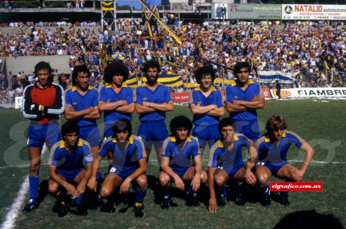 El equipo campeón. Arriba, de izquierda a derecha: Domínguez, Verón, Gómez, Bianchi, Rattaelli. Millicay. Abajo: Villagra, Jones, Diaz, Torres, Rojas. Alrededor de dos mil hinchas lo acompañaron hasta Rosario.