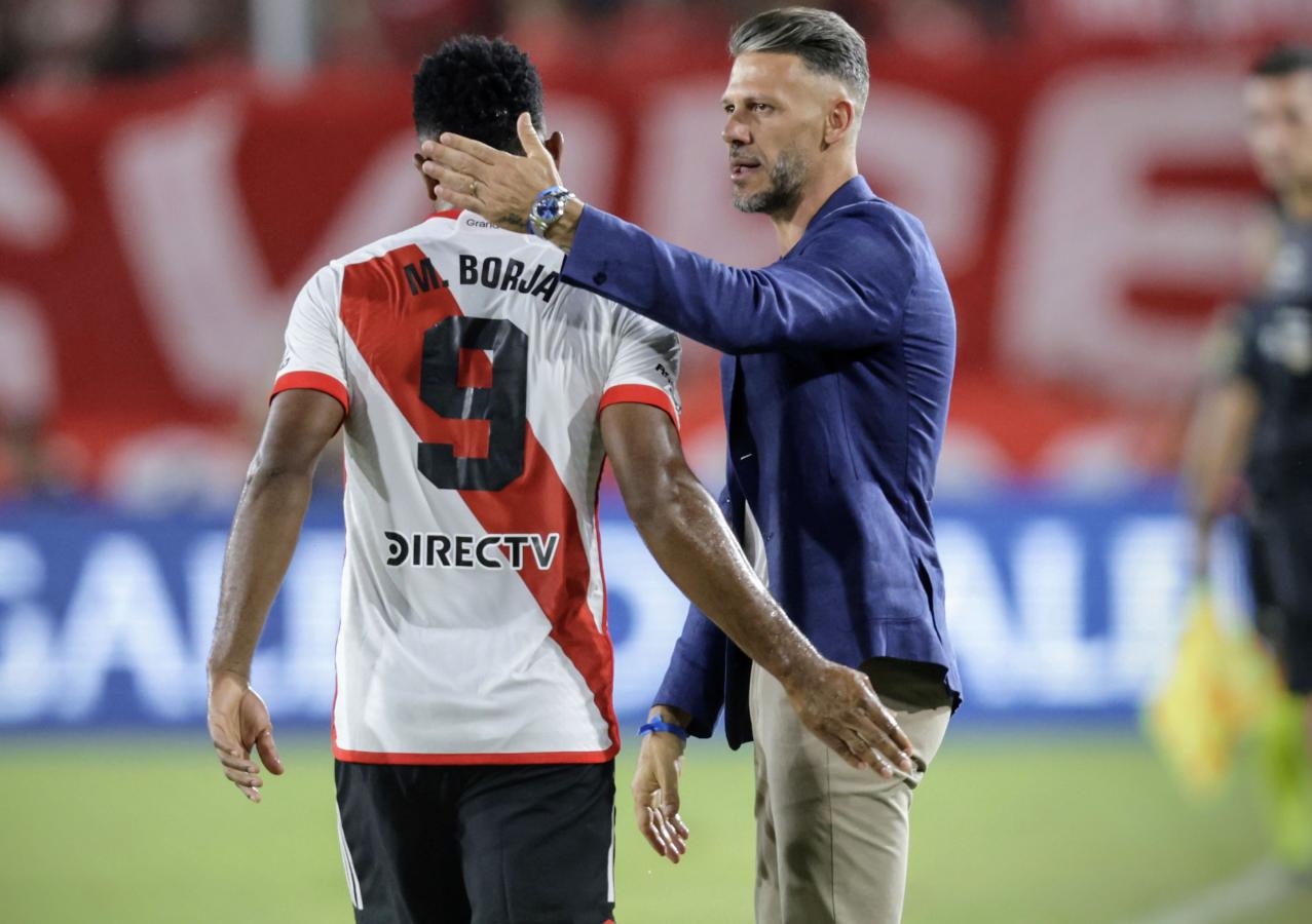 Imagen Demichelis felicita a Borja. En Córdoba tendría un acompañante en el ataque. Foto: Fotobaires